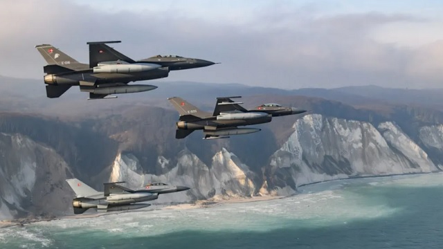 Danish F16 Farewell Flight Pict1